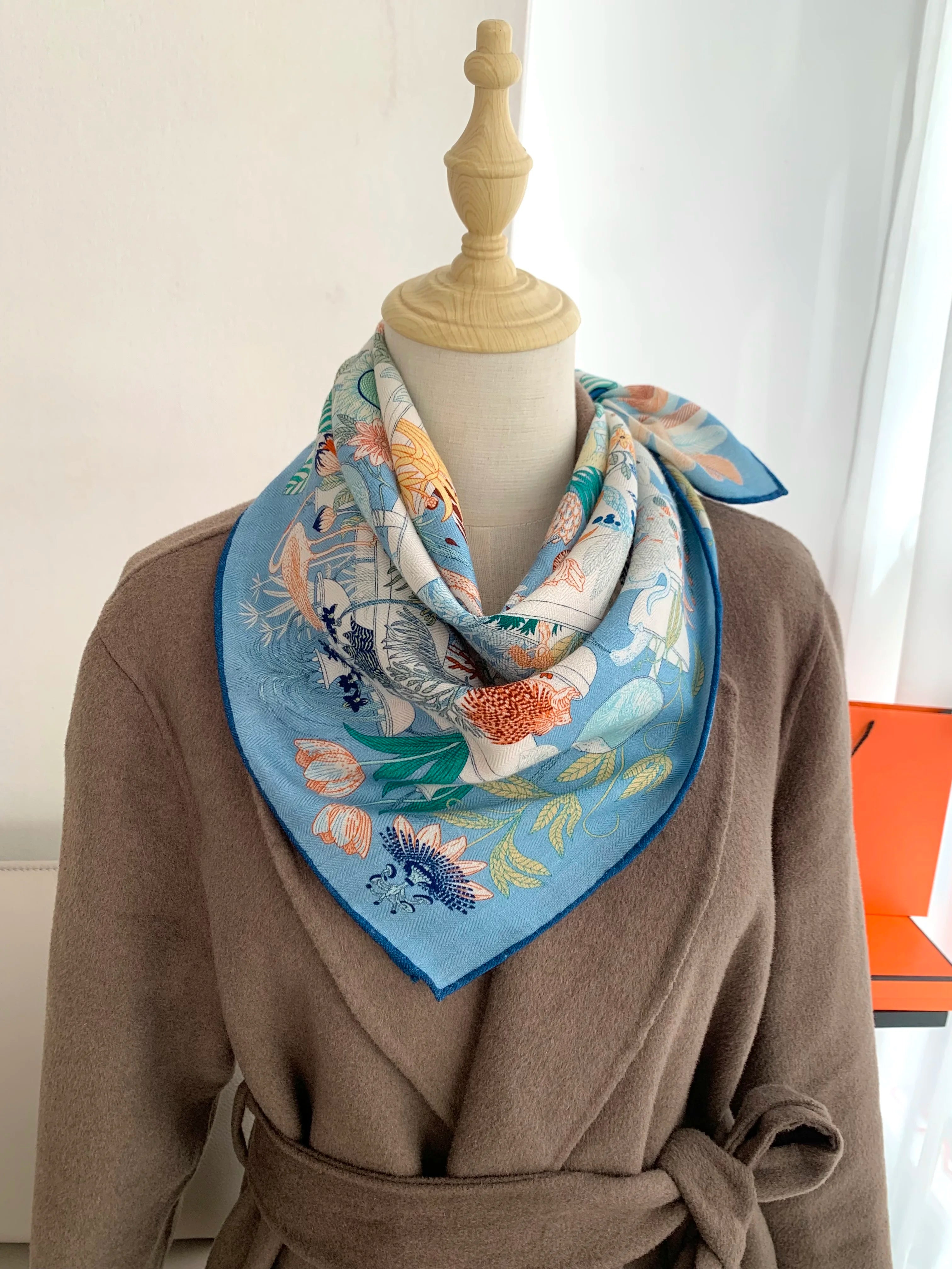 Rare Treasures Park Premium Wool and Silk Scarf for Women - 70cm Square Towel, Elegant and Warm Decorative Shawl