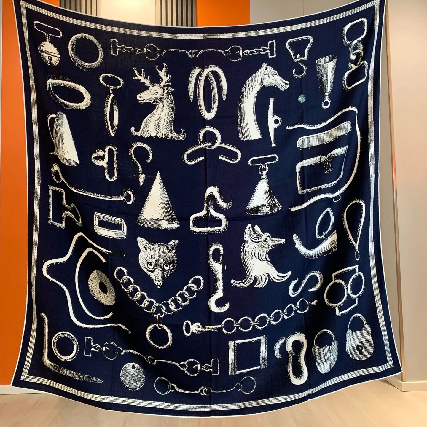 High-end 70% wool 30% mulberry silk scarf for women, handcrafted with rolled edges, a warm large shawl or scarf135*135 cm