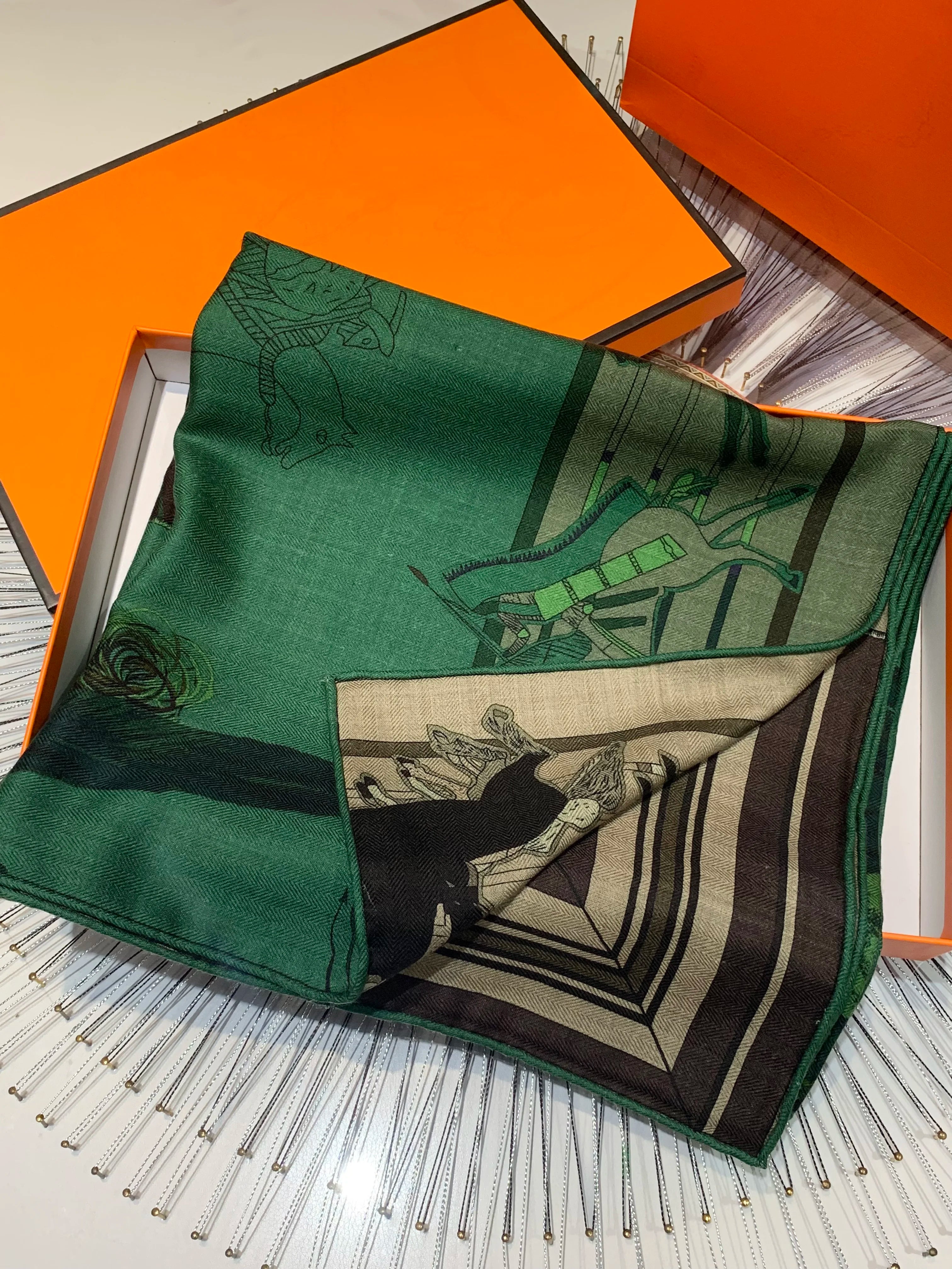 High-end double-sided differently colored wool and silk scarf for women, 135*135cm, fashionable and warm large shawl, scarf